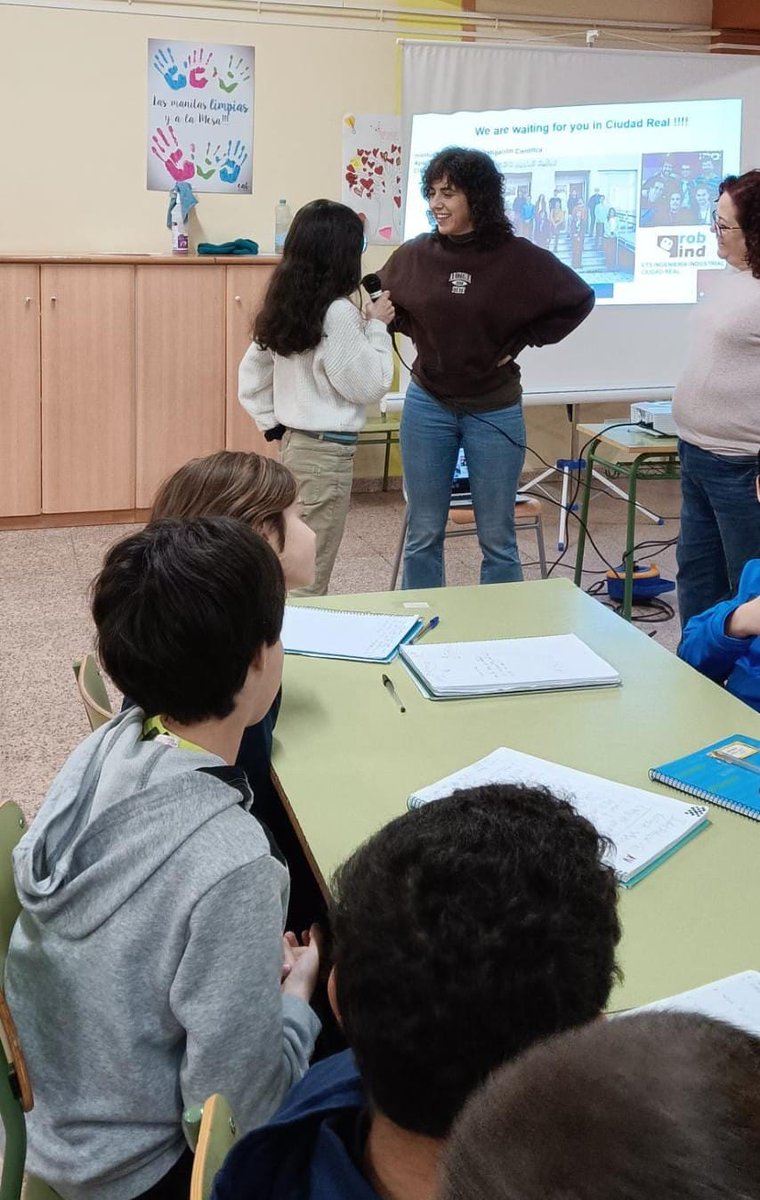 IRICA_uclm's tweet photo. Aqui os dejamos algunas fotos del evento de nuestra directora celebrando en el @CEIPHC el #11F. Mostrando el poder y el potencial de las mujeres y niñas en el mundo de la ciencia. #CienciaParaTodas  #MujeresenCiencia 💪🧪🔬 https://t.co/UBUGPPv6NW