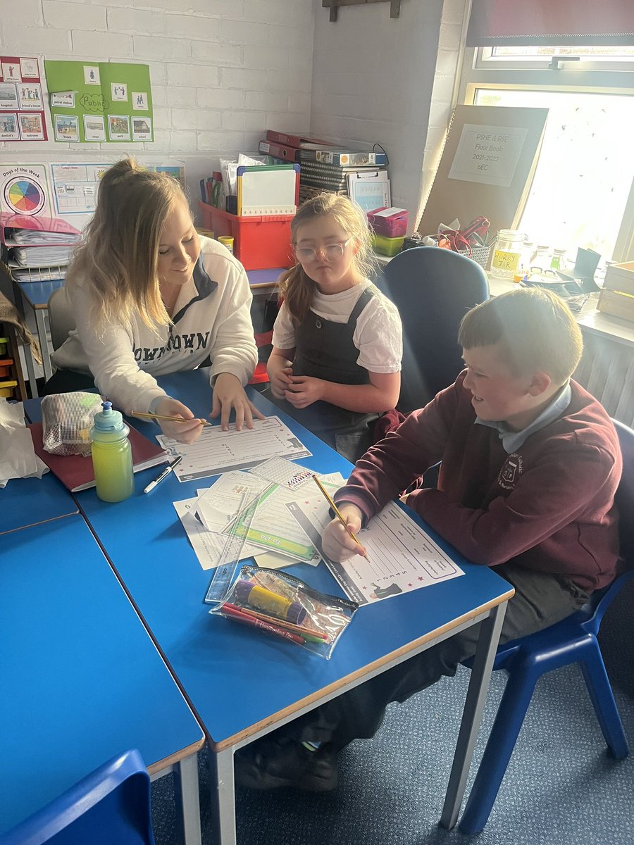 stphilipsleeds's tweet image. KS2 are taking part in BBC’s live lesson on Internet Safety 💻👾 @BBC_Teach @bbcbitesize #BBCLiveLesson #InternetSafetyDay