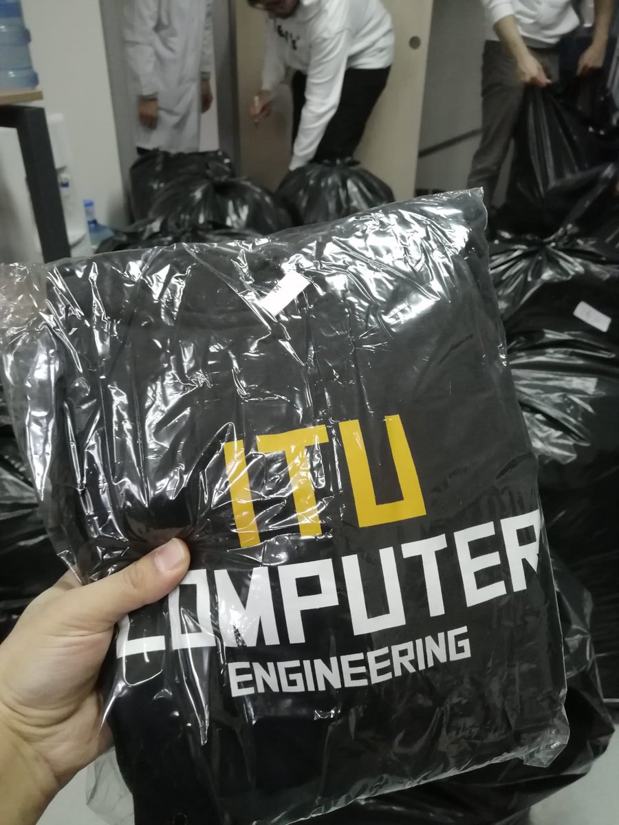 İtü Bilgisayar ve Bilişim Fakültesi öğrenci ve akademisyenleri, mezuniyet hatırası olarak ürettirilen 322 tane sweatshirt'ün hepsini deprem bölgesine bağışladı.