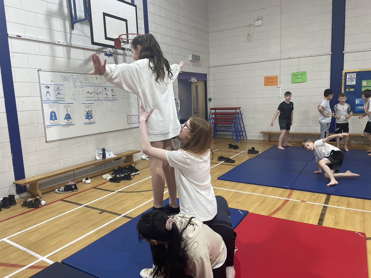 Mrs_T_101's tweet photo. Performance preparation today in Gymnastics! Group presentations using all the elements we have been working on; balance, control, strength, creativity! Children have built their performance criteria together. Looking forward to seeing the finished performances #performancePE 🤸🏽 https://t.co/qKDQbHLL22