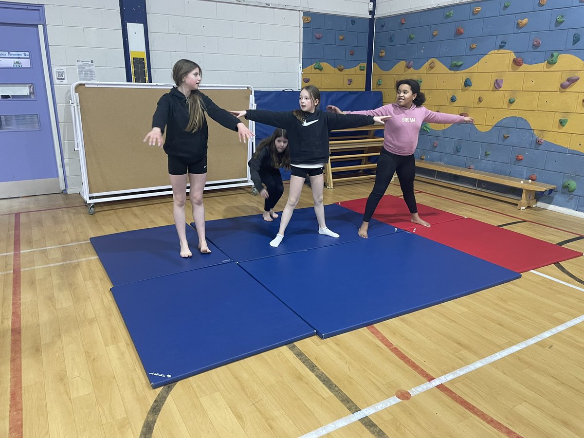 Mrs_T_101's tweet photo. Performance preparation today in Gymnastics! Group presentations using all the elements we have been working on; balance, control, strength, creativity! Children have built their performance criteria together. Looking forward to seeing the finished performances #performancePE 🤸🏽 https://t.co/qKDQbHLL22