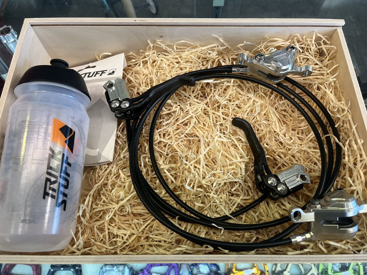 katocycle's tweet photo. TRICKSTUFFのXC、トレイルバイク向け超高級ブレーキ!PICCOLA CARBON入荷してます!通常オーダーより24カ月の納期がかかりますが、今なら店頭展示中!ペアで300gちょっとと超軽量ながら高い制動力を誇ります!ドイツ製!
#katocycle #mtb #trickstuff https://t.co/sr32axE7Ve
