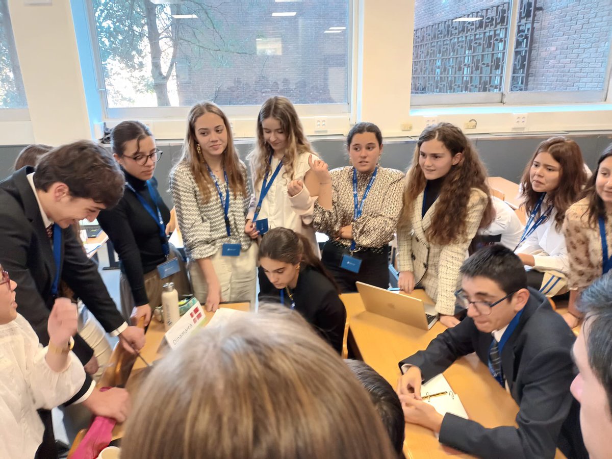 Alumnas de #Bachillerato han estado este fin de semana en el #CEUMUN donde han podido practicar #debate y #oratoria siendo “delegadas” de las Naciones Unidas. Una de ellas ha sido elegida como mejor delegada del Comité de Derechos Humanos y otra mejor delegada de UNICEF