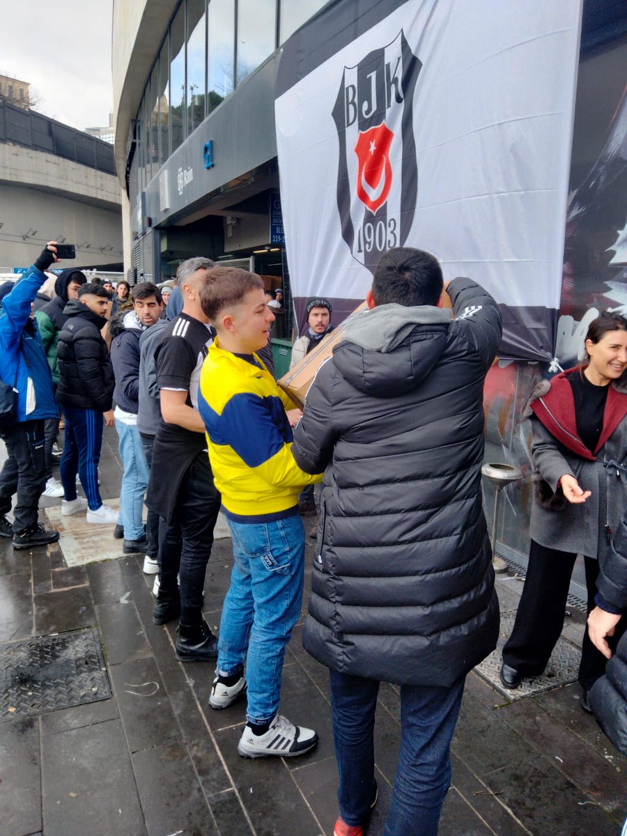 Sabah Spor (@sabahspor) on Twitter photo 📸 Beşiktaş'ın stadı Vodafone Park'ta Siyah-Beyazlı taraftarların yanı sıra Fenerbahçe ve Galatasaraylı taraftarlar da deprem yardım toplama merkezinde görev alıyor.
<a href="/sahinogluogun/">Ogün Şahinoğlu</a> 📸 Beşiktaş'ın stadı Vodafone Park'ta Siyah-Beyazlı taraftarların yanı sıra Fenerbahçe ve Galatasaraylı taraftarlar da deprem yardım toplama merkezinde görev alıyor.
<a href="/sahinogluogun/">Ogün Şahinoğlu</a>