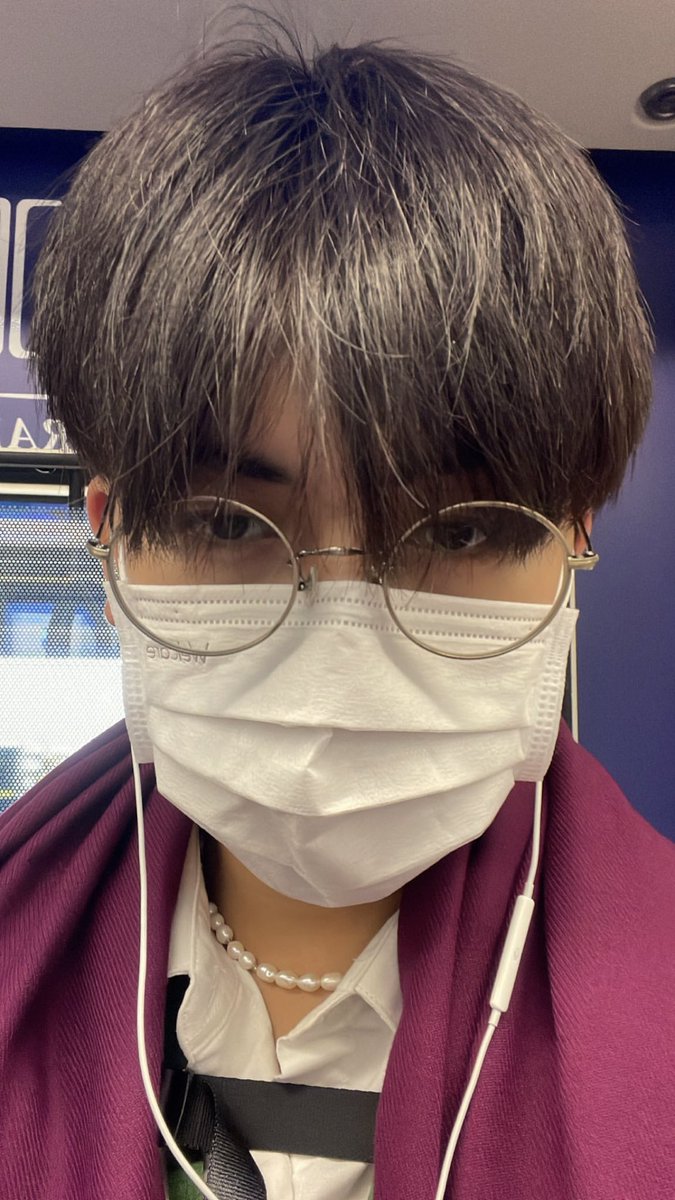 bloominggboy's tweet photo. ศิลปินท่านหนึ่ง ชื่อย่อ กร วงพรอกสีร์ เลิกเรียนแล้วรีบนั่ง bts ไปทำงานต่อที่สยาม พร้อมเอากางเกงที่ต้องใส่ขึ้นสเตจพาดคอไปเลย 55555555555555555 สู้ชีมาก https://t.co/1aY7b7d8T2