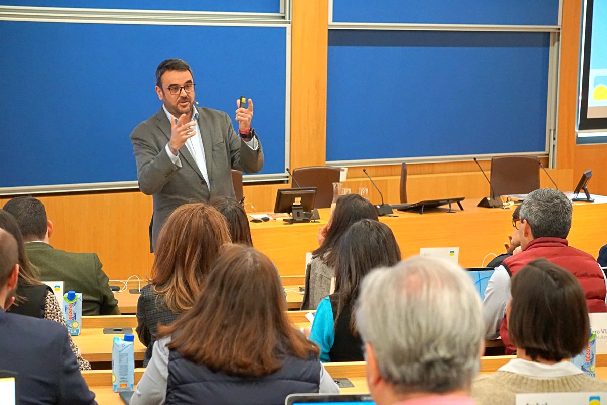 RedArenales's tweet photo. Comenzamos una nueva jornada trimestral de directivos en la sede de posgrado de la @unav_exed en Madrid. Más de un centenar de miembros de equipos directivos, de una veintena de instituciones, aprendiendo sobre el acompañamiento del profesorado y trabajo en equipo. #IAMArenales https://t.co/1RQpBGyQD5