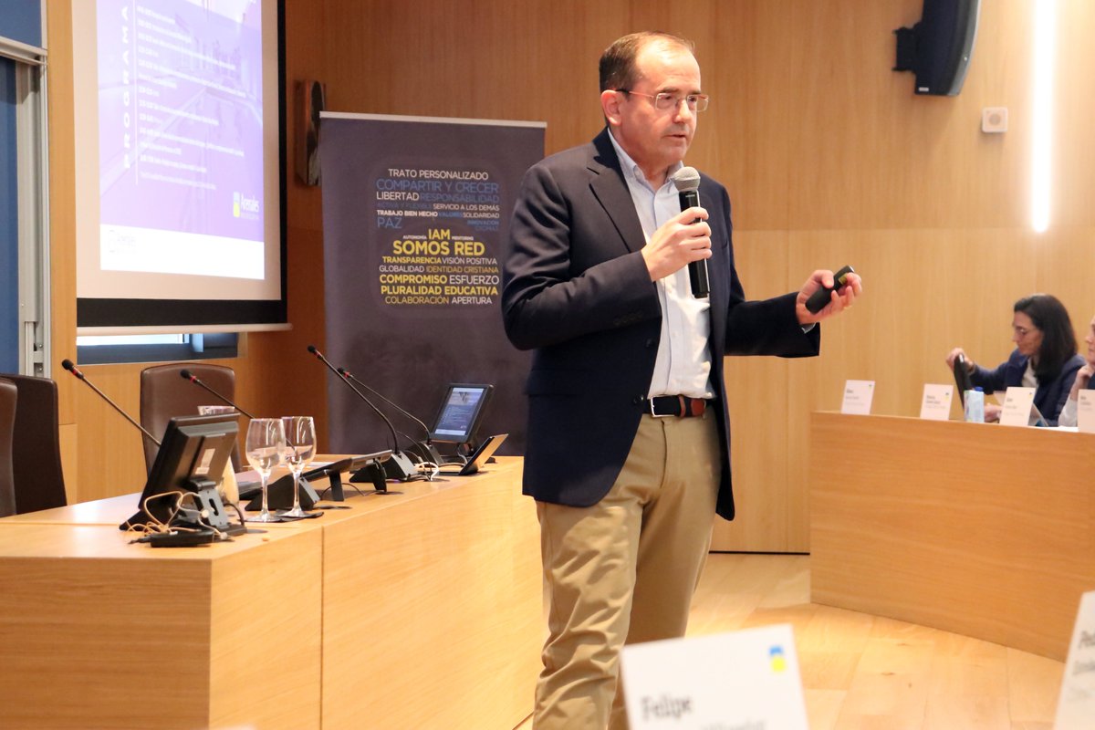 RedArenales's tweet photo. Comenzamos una nueva jornada trimestral de directivos en la sede de posgrado de la @unav_exed en Madrid. Más de un centenar de miembros de equipos directivos, de una veintena de instituciones, aprendiendo sobre el acompañamiento del profesorado y trabajo en equipo. #IAMArenales https://t.co/1RQpBGyQD5