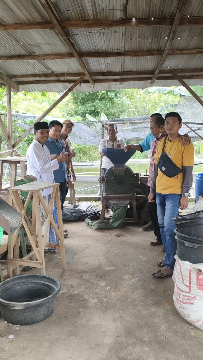 M4580BY's tweet photo. Jumat, 03 Februari 2023, R. Dhana Booby .P, Luhkan Kab. Pamekasan, 
di Pokdakan Gunung Karang Jeteh &amp; Pokdakan Zahara Ds Larangan Badung Kec. Palengaan, Mendampingi Verifikasi Mesin Pakan Tahun 2023

#GiatLuhkanSatminkal @bppp_banyuwangi 
@pmekasan
#luhlapor 
@brsdm_kp https://t.co/RQU0u5fiXq