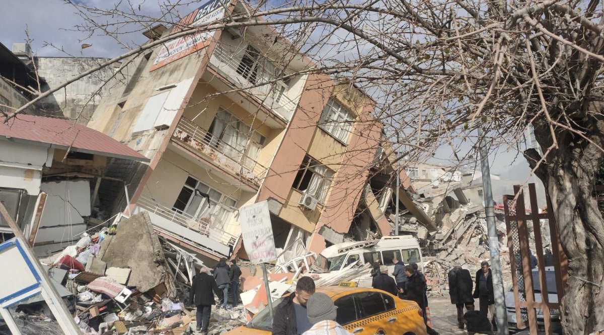 mutlubirpandam2's tweet photo. 32 SAATTİR HABER ALINAMIYOR YARDIM EDİN! CEYDA ÖCAN / PINAR ÖCAN / CENGİZ ÖCAN DÜNDEN BERİ GÖÇÜK ALTINDALAR 
ÇAY  MAH.  OSMANGAZİ  CADDESİ  HATAY / İSKENDERUN 
#hataydeprem  #hatayyardimbekliyor #YARDIMEDİN #acilyardım #ACİL  #ENKAZALTİNDAYİM  @BabalaTv @haluklevent @OguzhanUgur https://t.co/Qk5X0vwXz6