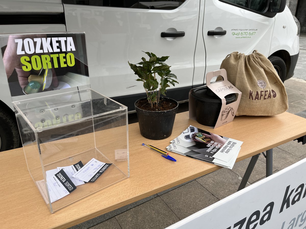 Dagoeneko kafe kapsulak birziklatzeko edukiontzi berriak ezarri dira Amasa-Villabonan.
Gaur goizean informazio postua jarri da Erreboteko plazan, herritarrei azalpenak emateko eta zalantzak argitzeko.
#KafeKapsulak #Hondakinak #Ingurumena #AmasaVillabona