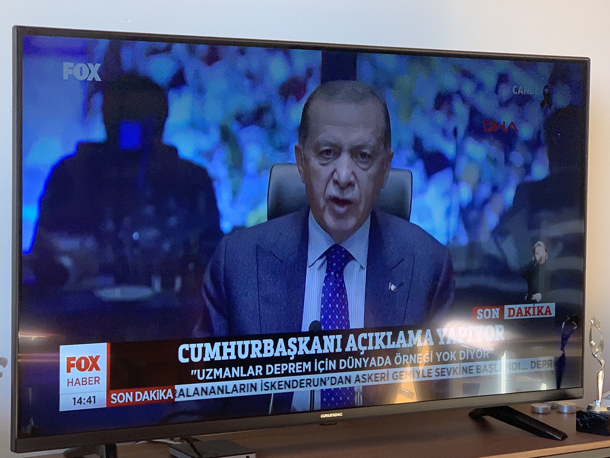 Zaman önüne yazılmış metni robot gibi okuma zamanı değil. Zaman insanların gönlünü rahatlatacak bir konuşma yapabilme, ordu mensuplarının neden yeteri kadar bölgelere gönderilmediğini açıklama zamanı. Ama, görüntü şu işte 👇🏾 #deprem