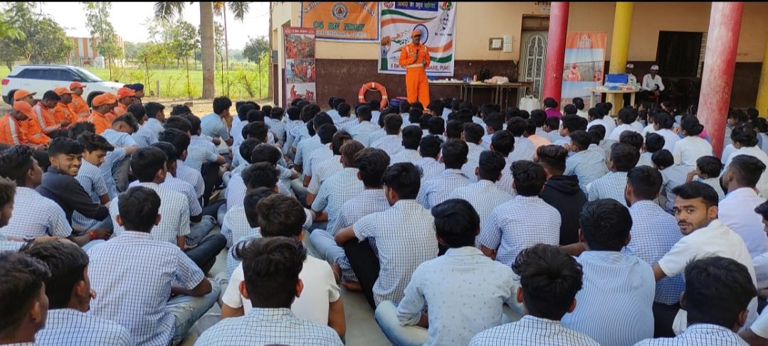 05NDRF's tweet photo. #AzadiKaAmritMahotsav #ndrf_India
5 NDRF conducted #Table_Top_Exercise on #flood_water_rescue at DM Office Buldhana and #school_safety_program at Adivasi Residential Ashram School, Yedgaon, Maharashtra.
@ndmaindia @NDRFHQ @ANI @PIBMumbai https://t.co/zUtc85ZkJi