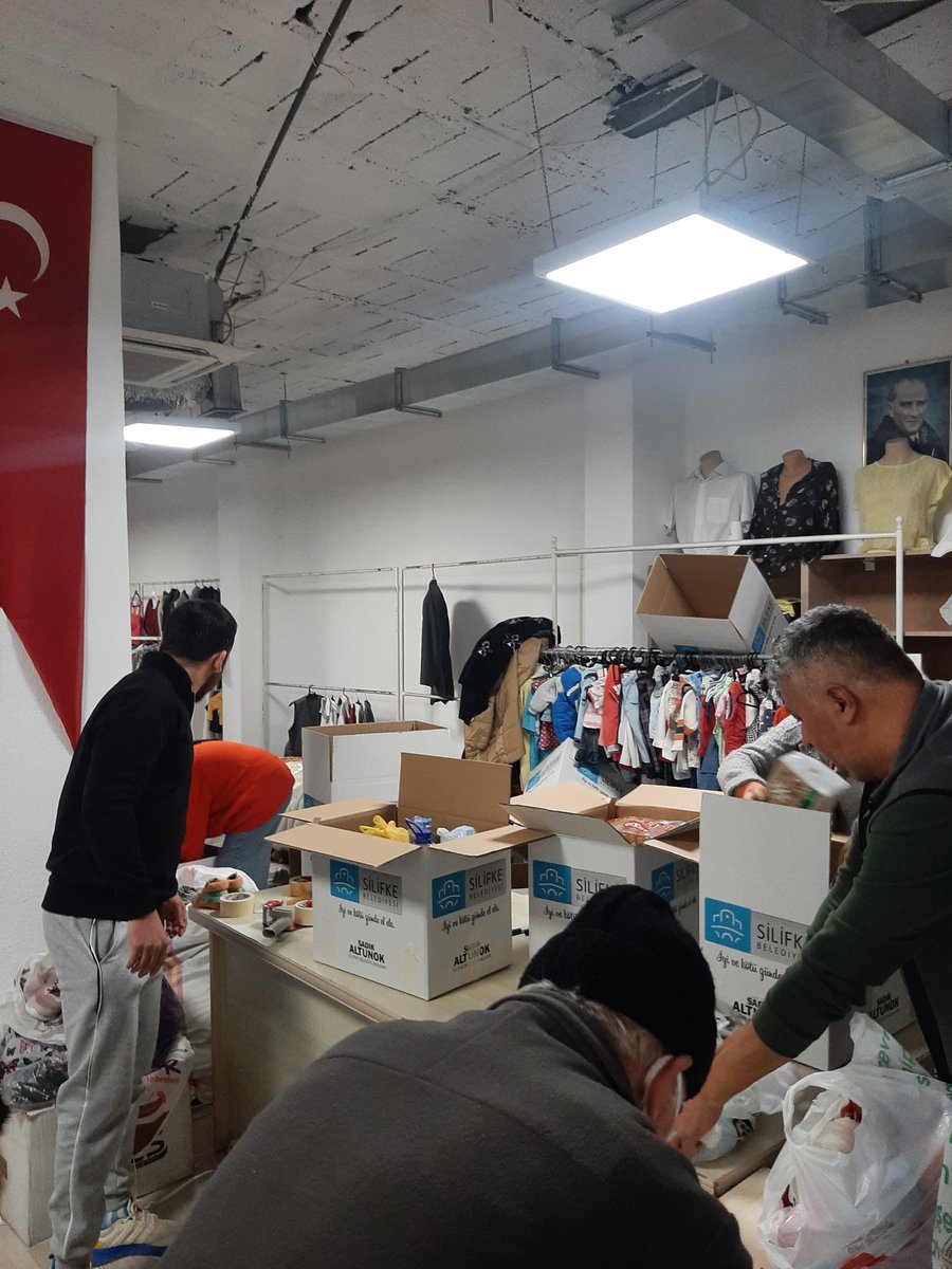 nocontextsilifk's tweet photo. Silifke Belediyesi'nde yardımlar alınmaya devam ediyor. Özelikle bebek bezi, kıyafet, battaniye ve yiyecek yardımları isteniyor. 
Hep birlikte yaraları saracağız. https://t.co/gEHwZyDycb