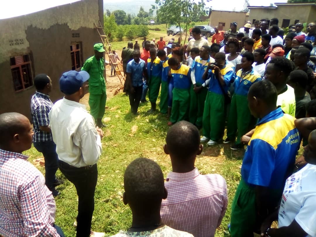 Inkomezabigwi22's tweet photo. #Kamonyi, mu murenge wa #Mugina umuyobozi w'akarere Dr Nahayo Sylvere yasuye intore ziri kurugerero aho barimo kubaka ibiro by'umudugudu wa Kansoro ndetse nikibuga cy'imyidagaduro muri uyu murenge @RwandaLocalGov @RwandaSouth @Unity_MemoryRw @Kamonyi @DrNahayo https://t.co/wbVe4f0V8e