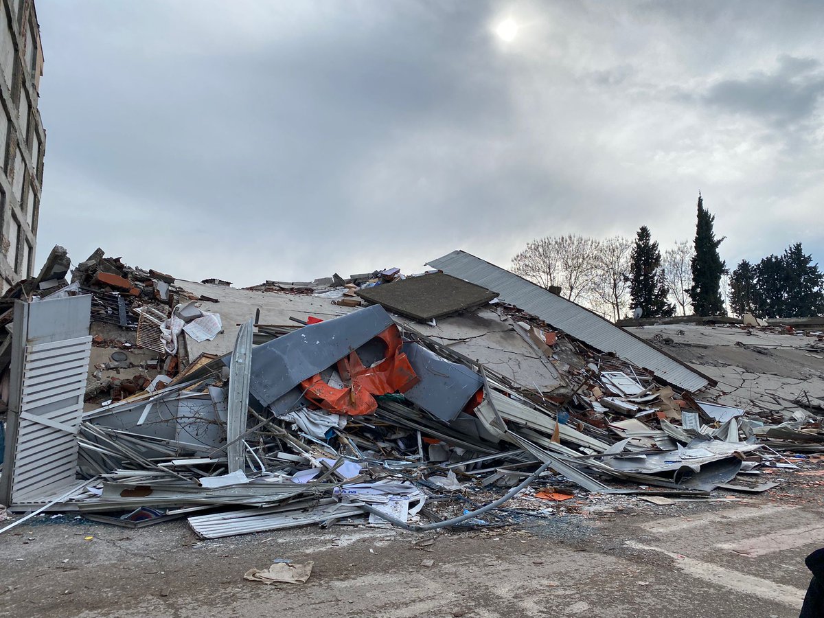 Fırattan bilgi geldi, ADIYAMAN'ın yardıma ihtiyacı var, kurtarılmayı bekleyen enkaz altında çok insan var. Ayrıca kendi imkanlarıyla kurtulanlar da açlıktan susuzluktan soğuktan ölüm eşiğinde. LUTFEN PAYLAŞALIM BİLGİ DİREKT MODERATÖRÜMDEN GELDİ! #AdıyamanYardımBekliyor #YARDIM