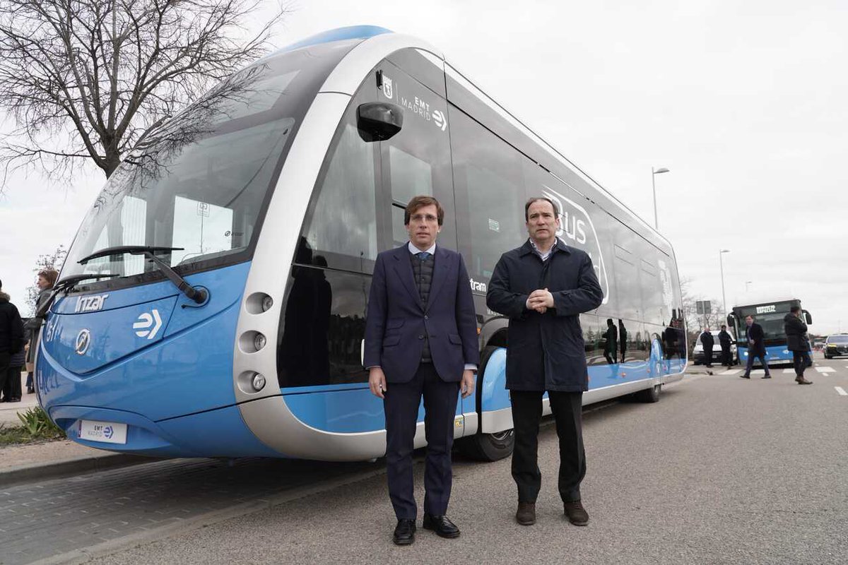 MADRID's tweet photo. 📢Llega el primer bus rápido 🚍🔌 #CeroEmisiones y con prioridad semafórica que unirá #Valdebebas y #Sanchinarro con el hospital Ramón y Cajal. #Madrid360

✅El alcalde ha presentado esta línea rápida de 31 km que estará operativa a partir de mayo. 

👉https://t.co/igFYwzwg5C https://t.co/BCGNQEnhj6