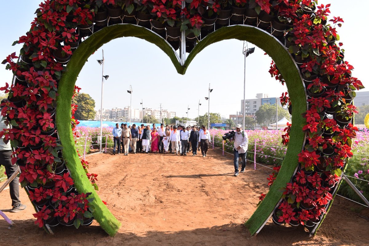 InfoGujarat's tweet photo. અમદાવાદને મળી ફ્લાવર વેલીની ભેટ..
અમદાવાદ મ્યુનિસિપલ કોર્પોરેશન દ્વારા નિકોલ ખાતે ૨૦ હજાર ચો.મી. કરતા વધુ વિસ્તારમાં ડેવલપ કરવામાં આવેલ ફ્લાવર વેલીનો શુભારંભ.
#flowervalley #ahmedabad #gujarat #Flowers #AMC https://t.co/Uan7rT1oVj
