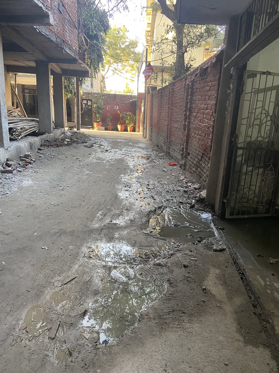 Absar_Bazmi's tweet photo. @aribaasifkhan Hamare gali Ko chhor k baki galiyon m almost sare kaam complete ho chuke h ....Kareeb 4 month s kaam ruka hua h aur ye halat h poore gali aur hamare parking ki ADDRESS- E block near scholar school front side. @aribaasifkhan https://t.co/BYJE4ZvA6u