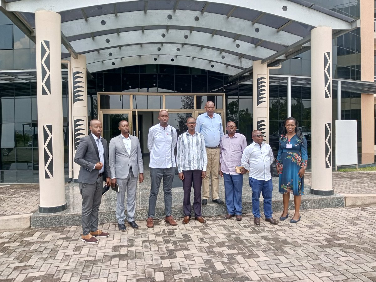 NyanzaDistrict's tweet photo. Umuyobozi w'Akarere @Erasmen yakiriye itsinda rya @ahfrwanda bagirana ibiganiro byibanze ku kwagurira ibikorwa mu Kigo Nderabuzima cya Busoro. AHF Rwanda ikaba isanzwe ifatanya n'Akarere mu buzima by'umwihariko kurwanya icyorezo cya SIDA mu Bitaro n'Ikigo Nderabuzima bya Nyanza. https://t.co/6umLeQsng9