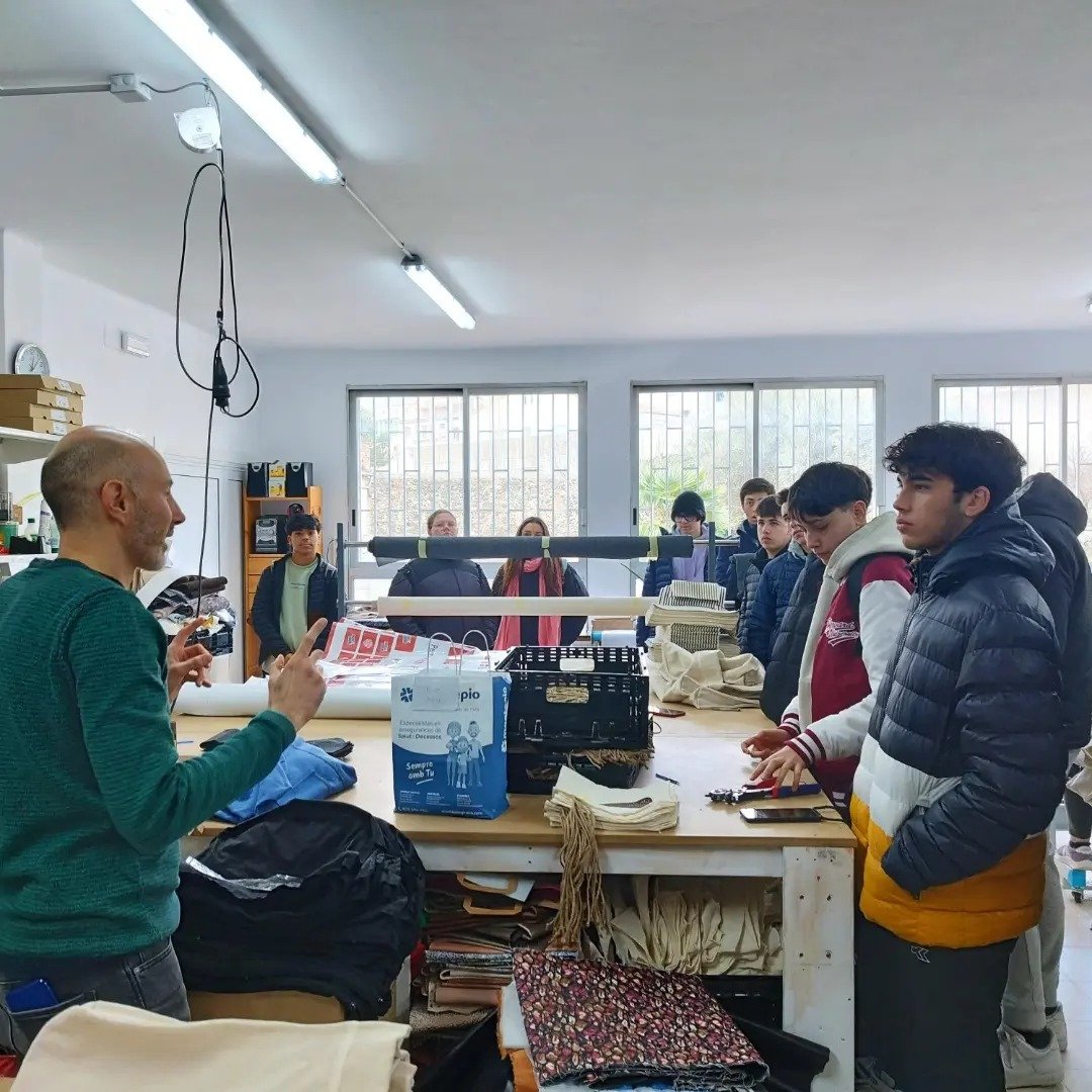 EcosolGirona's tweet photo. Una cinquantena de joves de 4t d'ESO de l'escola Cor de Maria d'Olot han visitat Càritas Garrotxa 

A més de conèixer les instal.lacions, la visita volia donar a conèixer els joves el treball social que s'hi fa en favor de les persones més vulnerables 👏

📷Carles Oller Barnada https://t.co/Bz1VPGcZqb