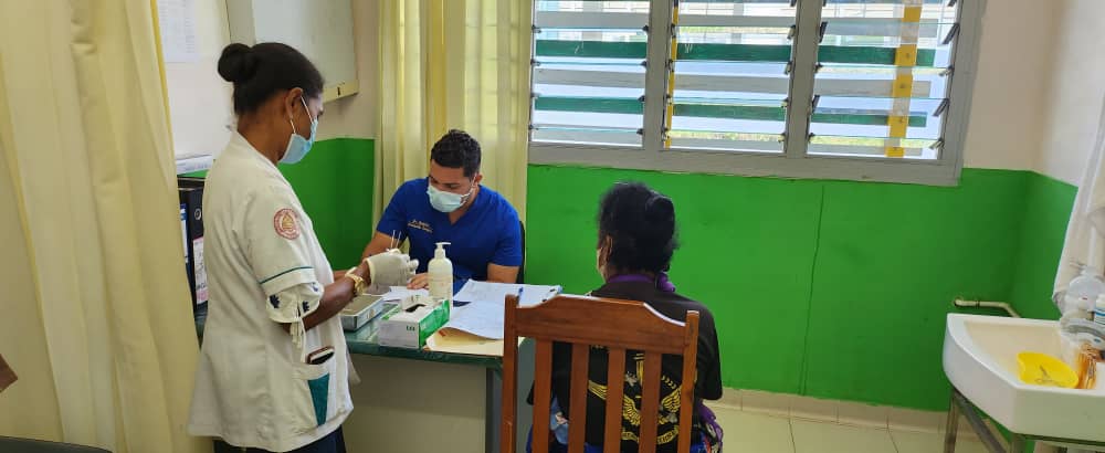 Con amor y solidaridad infinita el Dr.Banier Cedeño Pompa Esp.Ortopedia BMCTL #Covalima realiza consulta de seguimiento a paciente femenina con gran  deformidad ósea porque #CubaSalva #CubaCoopera #CubaPorLaSalud.