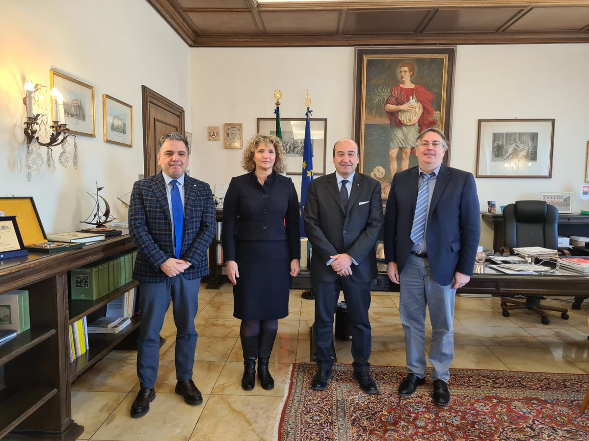 Novi vladni komisar in tržaški prefekt dr. Pietro Signoriello je danes sprejel predsednika krovnih organizacij Ksenijo Dobrila (SKGZ) in <a href="/bandelj_walter/">Walter Bandelj</a>
(SSO). Glavna tema pogovora je bil sklic vladnega omizja. Sestanka se je udeležil tudi podkomisar dr. Giuseppe Montella.