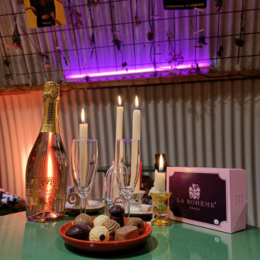 Niet vergeten, volgende week is het Valentijnsdag! Speciaal voor jou en je lief hebben we een romantische Belcrum Bios deal samengesteld! Voor maar €19,50 een fles rosé prosecco en een schaaltje La Bohème bonbons om van te genieten tijdens de film

👉️ podiumbloos.nl/see-how-they-r…