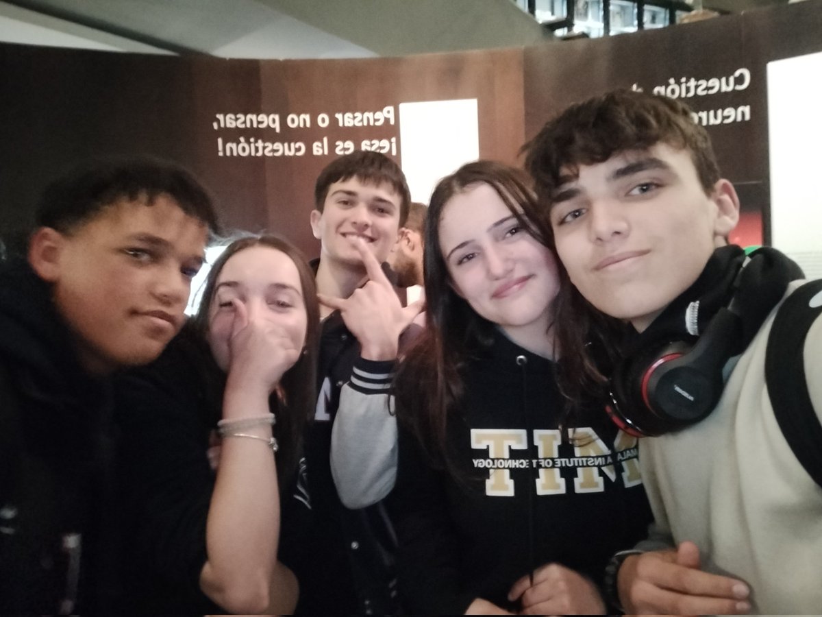 Marioteloki's tweet photo. Me hice una foto con ingleses https://t.co/w30VWli69W
