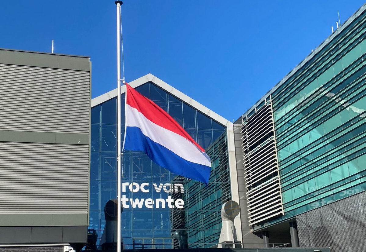 rocvantwente's tweet photo. Turkije en Syrië zijn zwaar getroffen door meerdere aardbevingen. Als ROC van Twente leven wij mee met de getroffenen en betrokkenen. Om dit te laten zien, hangt vandaag en de rest van deze week de Nederlandse vlag op onze locaties halfstok. https://t.co/DrvEIGTOZy