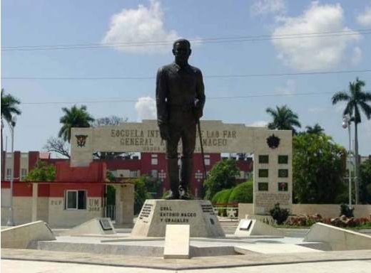 EjrcitoOrienta1's tweet photo. La Escuela Interarmas de las FAR “General Antonio Maceo” Orden "Antonio Maceo" fue fundada el 7 de febrero de 1963 por el entonces comandante y ministro de las FAR Raúl Castro Ruz. A todos los que han formando parte de este valioso colectivo, muchas felicidades #TitanesDeCorazon https://t.co/n3cj7EuYqR