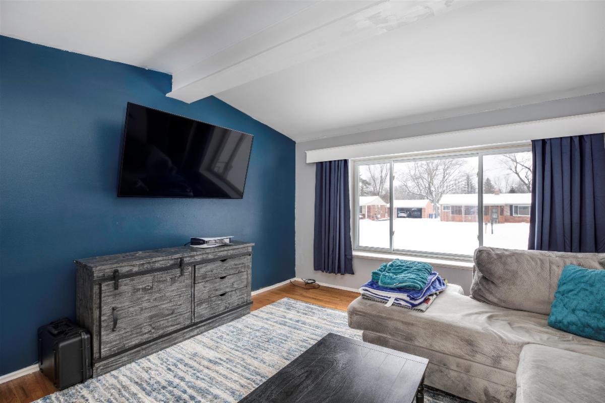 Gorgeous home #ForSale in Waterford, Michigan. #MustSee!
👉 Three bedrooms, two bathrooms.
👉 New kitchen, AC, roof, and renovated bathroom.
👉 Additional photos and full listing here: bit.ly/3E7ih8H 
For more information, call Katherine Breur at (269)-903-8421.