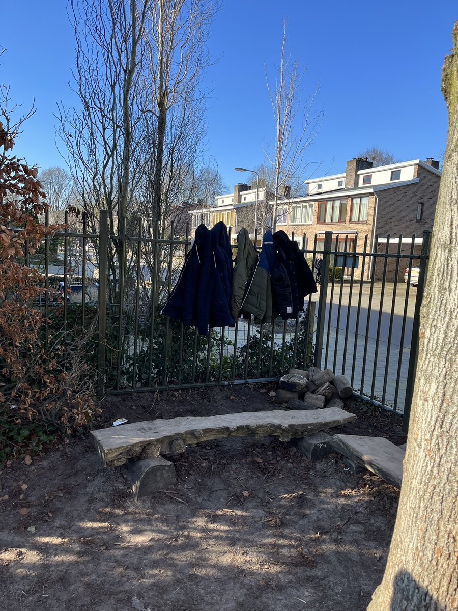 Op de eerste warme dag, vraag ik aan mijn moeder of mijn jas uit mag 😜<a href="/BSPiusX/">BS Pius X</a> @SAAMscholen