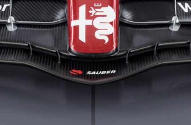 黒地に赤のザウバーのSのロゴが目立つ 
