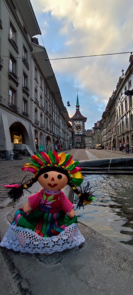 EmbaMexSui's tweet photo. #LelePorElMundo 🌎 la #MuñecaOtomí 🇲🇽 ya se encuentra visitando los sitios emblemáticos de la capital de Suiza 🇨🇭, Berna: La torre del reloj “Zytglogge” y el Palacio Federal, sede del gobierno y de la Asamblea Federal de la Confederación Suiza. #DiplomaciaPúblicaMx https://t.co/RJgrRf4Ynx