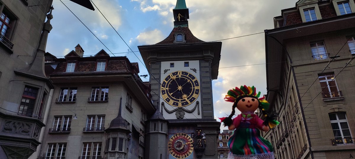 #LelePorElMundo 🌎 la #MuñecaOtomí 🇲🇽 ya se encuentra visitando los sitios emblemáticos de la capital de Suiza 🇨🇭, Berna: La torre del reloj “Zytglogge” y el Palacio Federal, sede del gobierno y de la Asamblea Federal de la Confederación Suiza. #DiplomaciaPúblicaMx