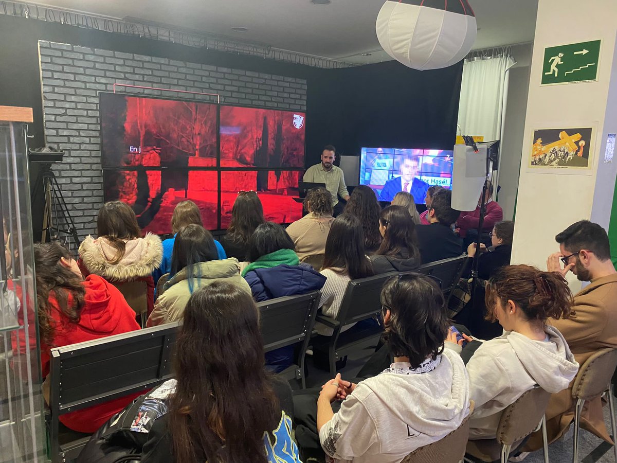 GregoriMarugan's tweet photo. Ayer en @FurorTelevision y @FurorProd impartí una clase de periodismo a una treintena de estudiantes de la @infouex. 

Charlamos de ideología y periodismo, «neutralidad» en la profesión y sobre el origen y el futuro de nuestro proyecto. https://t.co/Jx62N9MqWv
