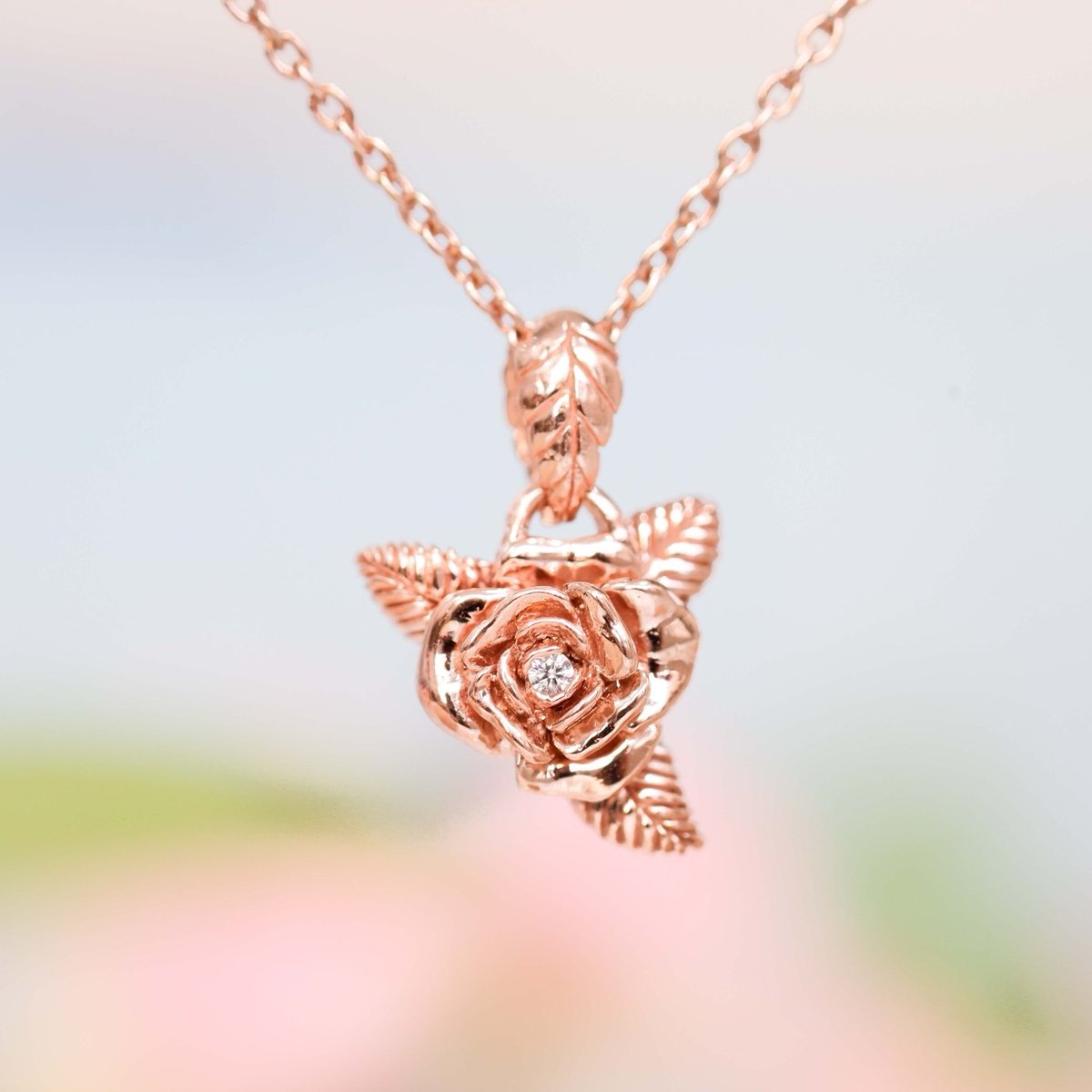 Rose flower in Rose Gold with Diamond✨

#roseflowerpendant #rosependant #flowerpendant #floralgardenjewel

#uniquependant #flowernecklace #rosenecklace #uniquenecklace #giftforher #promisejewellery #anniversary #anniverarygifts #uniquegiftshop #uniquegift #floraldesign