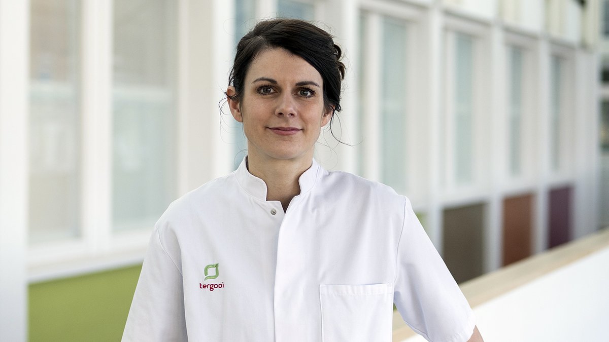 Dermatoloog dr. Francine van Erp vertelt in de Tergooi Podcast alles wat je moet weten over #schurft. Luister op onze website of via podcastkanalen zoals Spotify: tergooi.nl/podcast-schurf…