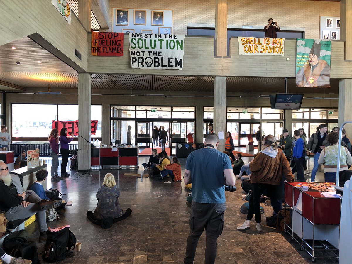 A second student and staff occupation of @erasmusuni, hot on the heels of the uni declaring an ecological & #ClimateEmergency.
Demands: 🔥 cut fossil ties 🔥 end precarisation 🔥 end student debt 🔥 end inaccessibility 🔥 #occupyeur