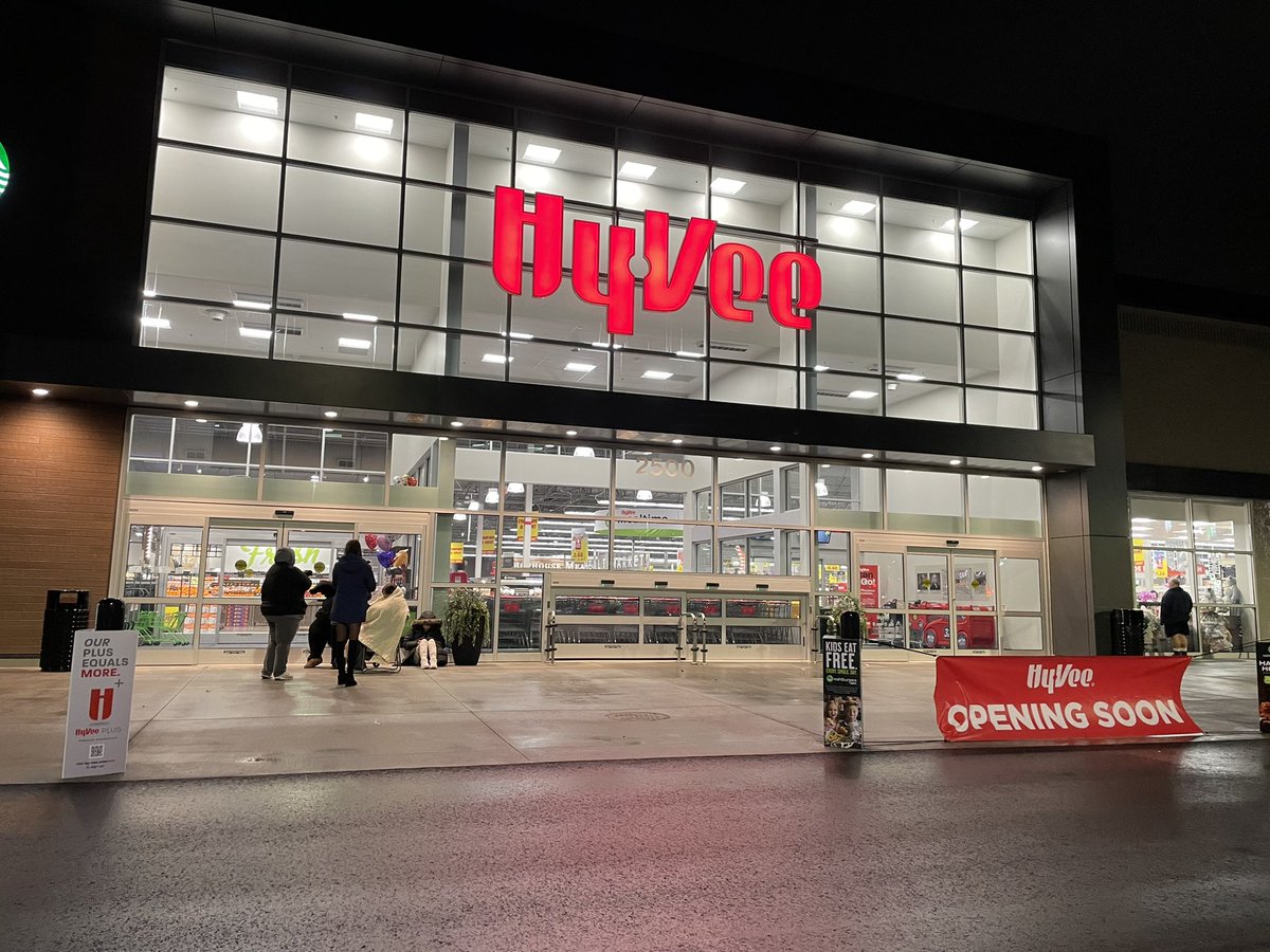 Area_Photog's tweet photo. .@HyVee expands in WI. Here’s the new store in Janesville #news3now https://t.co/TtdZ24Y1Oa