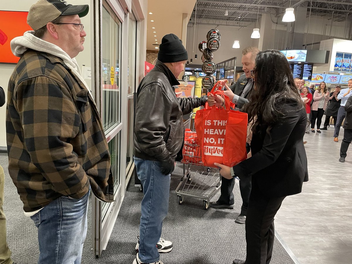 Area_Photog's tweet photo. .@HyVee expands in WI. Here’s the new store in Janesville #news3now https://t.co/TtdZ24Y1Oa