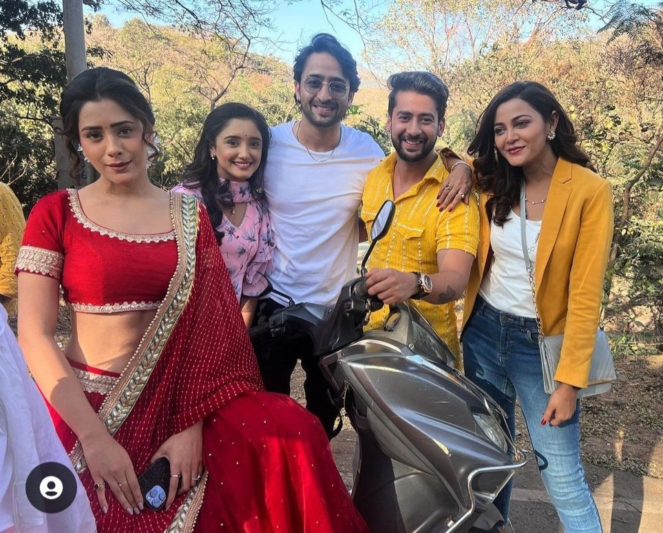 A big wali smile 😃 after seeing this picture #ShaheerSheikh #kaveripriyam #parasarora #yrhpk #ddg #dildiyaangallaan finally met at film city woohoo ..arjun and abhimanyu .. kuhu and abeer bro #potd #photo #picture #WohTohHaiAlbelaa #sabtv #starbharat