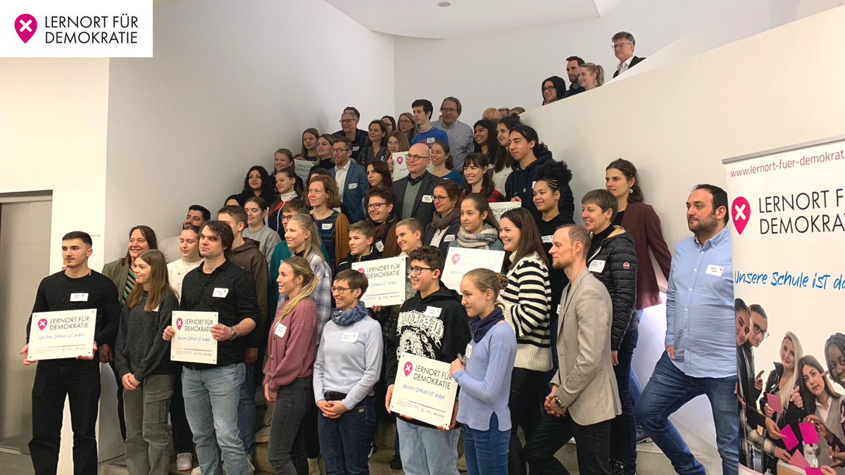 Was sind Erfolge &amp; Herausforderungen der #Demokratiebildung an der eigenen #Schule? Wie können #Jugendliche hier stärker beteiligt werden? Darüber diskutierten gestern 14 Schulen v. „Lernort für #Demokratie" mit Schüler:innen, Lehrkräften &amp; Schulsozialarbeiter:innen. @GiessmannM
