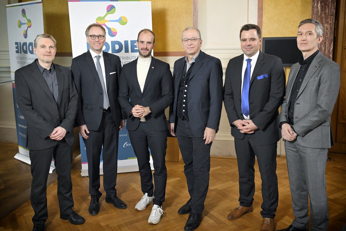 csunivie's tweet image. 📸🇪🇺 Eindrücke vom EDDIE-Kickoff (1.2.2023)- Mitinitiator Oliver Hödl,  Dekan Gansterer und Prof. Reichl beim erfolgreichen Start der EU Initiative für einen gemeinsamen europäischen Energiedatenraum koordiniert vom @AITtomorrow2day ℹ️👇is.gd/eddie_kickoff  #energydataspace