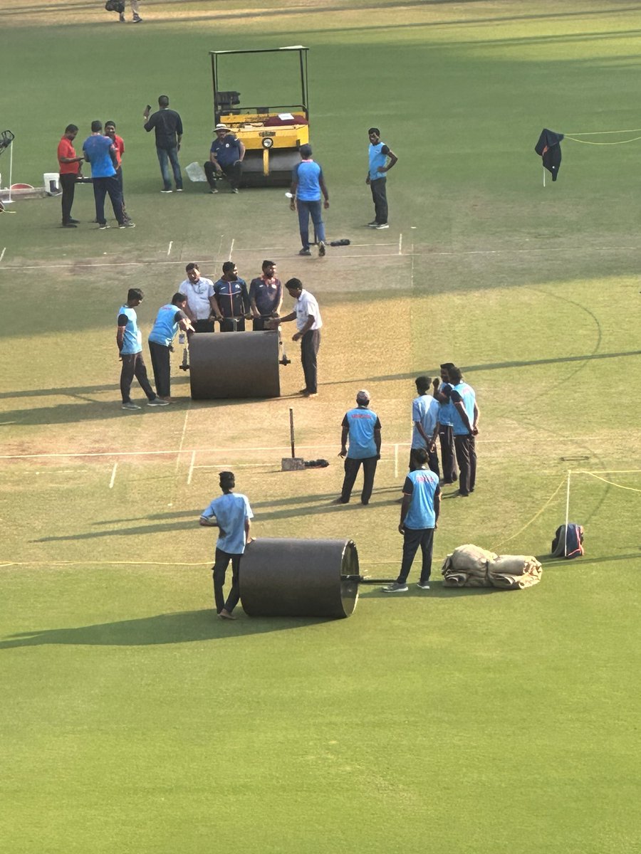 beastieboy07's tweet image. Interesting treatment of the pitch in Nagpur. The groundstaff watered the entire centre of the surface &amp;amp; only the length areas outside the left-hander’s leg stump &amp;amp; then rolled only the centre, stopping short every time they got to the good length areas at both ends #IndvAus