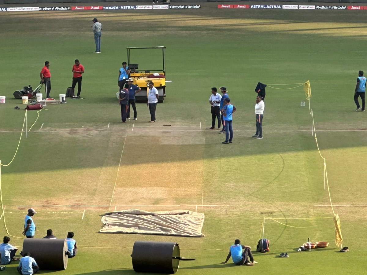 beastieboy07's tweet image. Interesting treatment of the pitch in Nagpur. The groundstaff watered the entire centre of the surface &amp;amp; only the length areas outside the left-hander’s leg stump &amp;amp; then rolled only the centre, stopping short every time they got to the good length areas at both ends #IndvAus