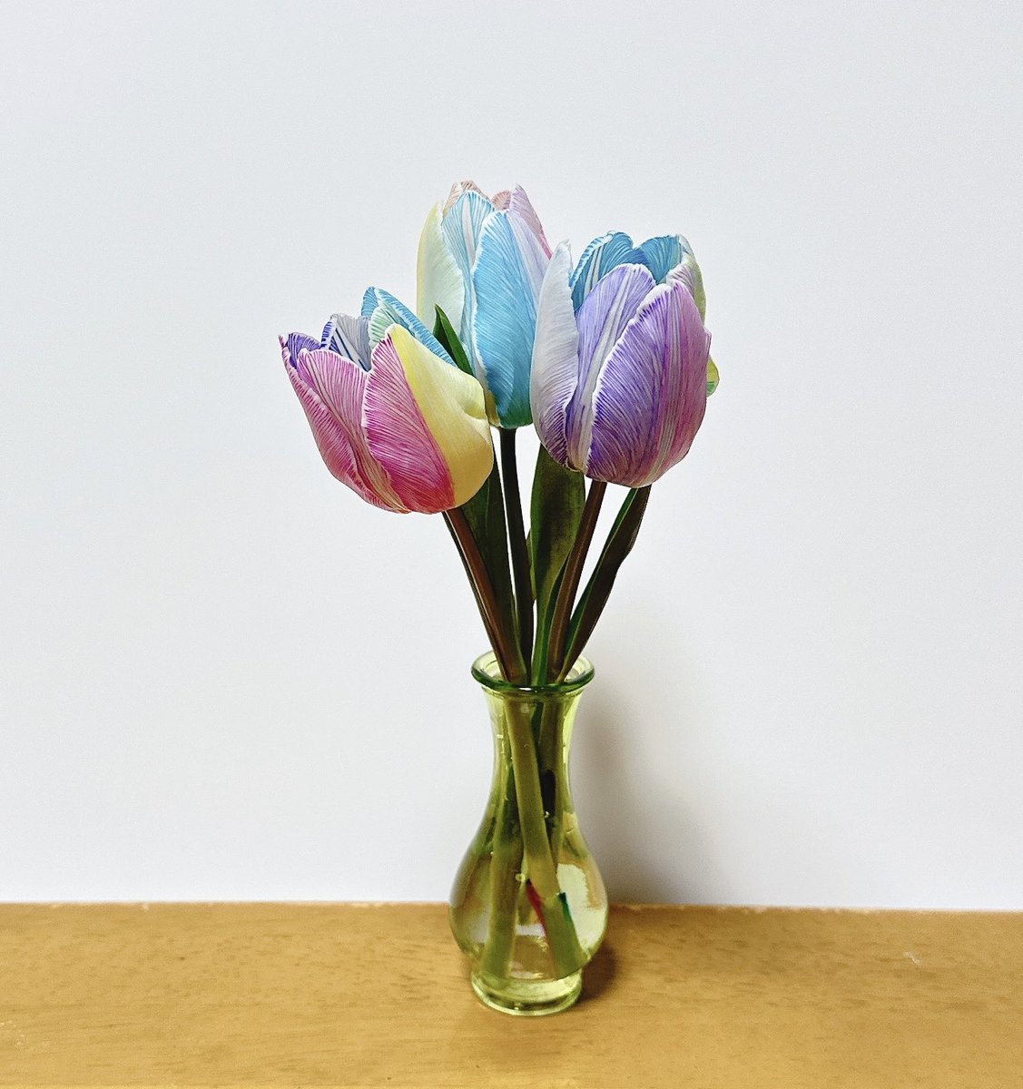 VaniraMaria's tweet photo. 🌷生花チューリップの色染め🌷

真っ白のチューリップ達が寄り��いあって
レインボーに染まりました🌈

　　*:.｡. 💐.｡.:*☆☆*:.｡. 🌹

 #チューリップ
 #レインボーフラワー https://t.co/2QNEY7f5WQ