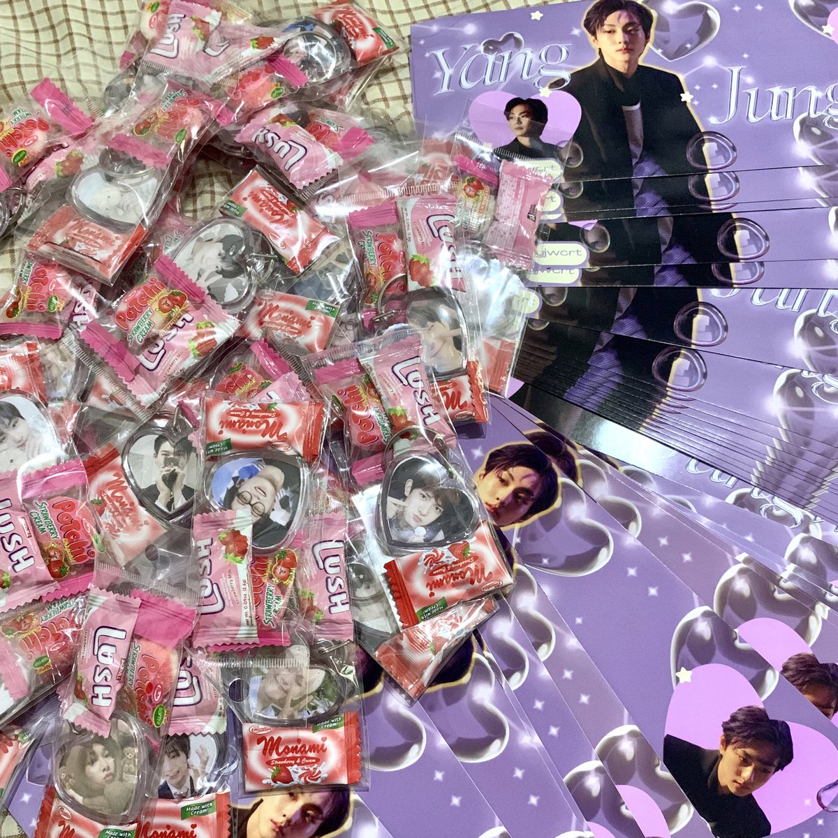 esmibns's tweet photo. hi friends 🤍

wasn’t able to distribute these freebies by me &amp; @yjwcrt during manilafesto day 3, anyone who wants — pls reply or dm me.

just pay for the pf guys (15 php, thru gcash) since, wala rin ak packaging mats rn. need to buy pa 🥲

1:1 ratio 🫶🏻

dm me for sco link! https://t.co/yfxM1sxk5n