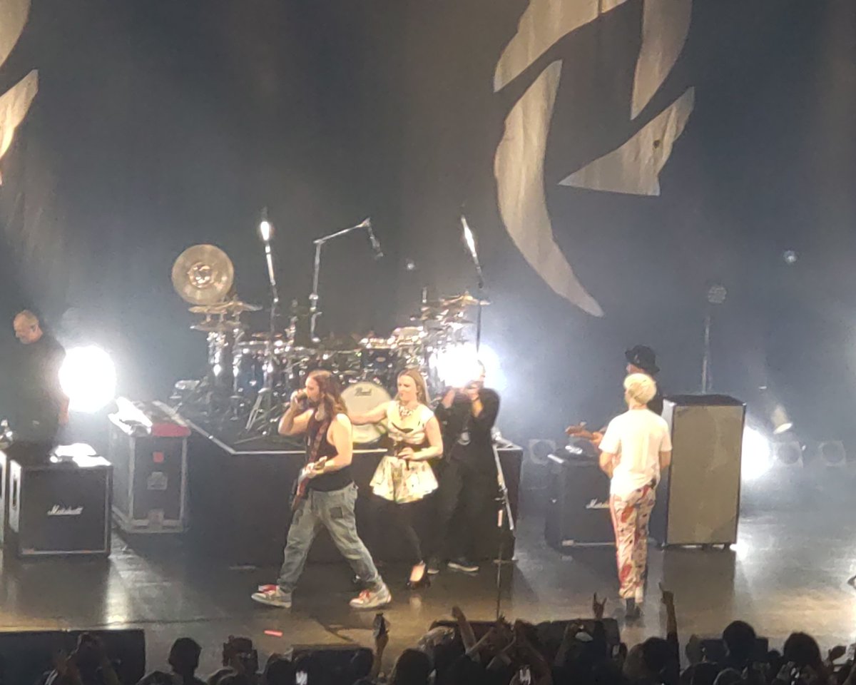 Mbeth6's tweet photo. LIZZYの声は強いなぁ。感心しちゃう。アルバムとは違うアレンジでも楽曲の良さがマシマシでもうすごい。あと100回は観たい聴きたい⚡🎶
#HALESTORM #ZeppDiverCity https://t.co/SxcW7yIDdZ