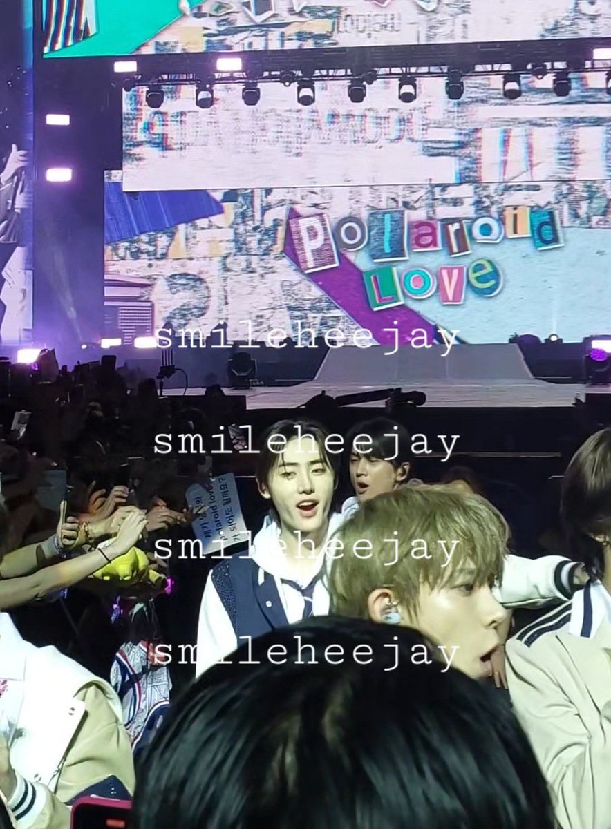 smileheejay's tweet photo. when the con was about to start, I thought about moving at the back bcos it's too crowded already and idk if I can stay there longer. gladly I didn't move and saw them this close! I still can't believe they are real 😭😭

hello you all are real WOW @ENHYPEN_members 🥹🫶 https://t.co/zzi1HlKueX